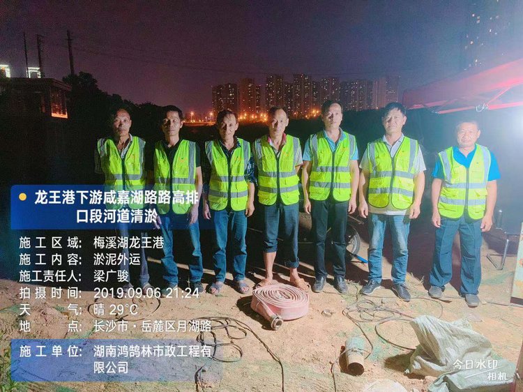 龍王港(三期)下游咸嘉湖路高排口段河道清淤工程現場